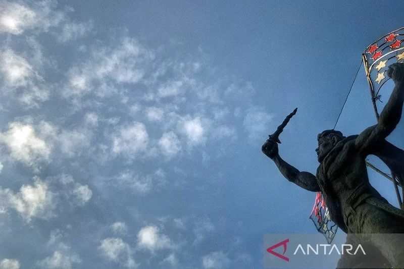 Pemandangan Monumen Perjuangan Surabaya dengan latar langit cerah berawan di Surabaya. Foto: Antara/Rifai/am.
