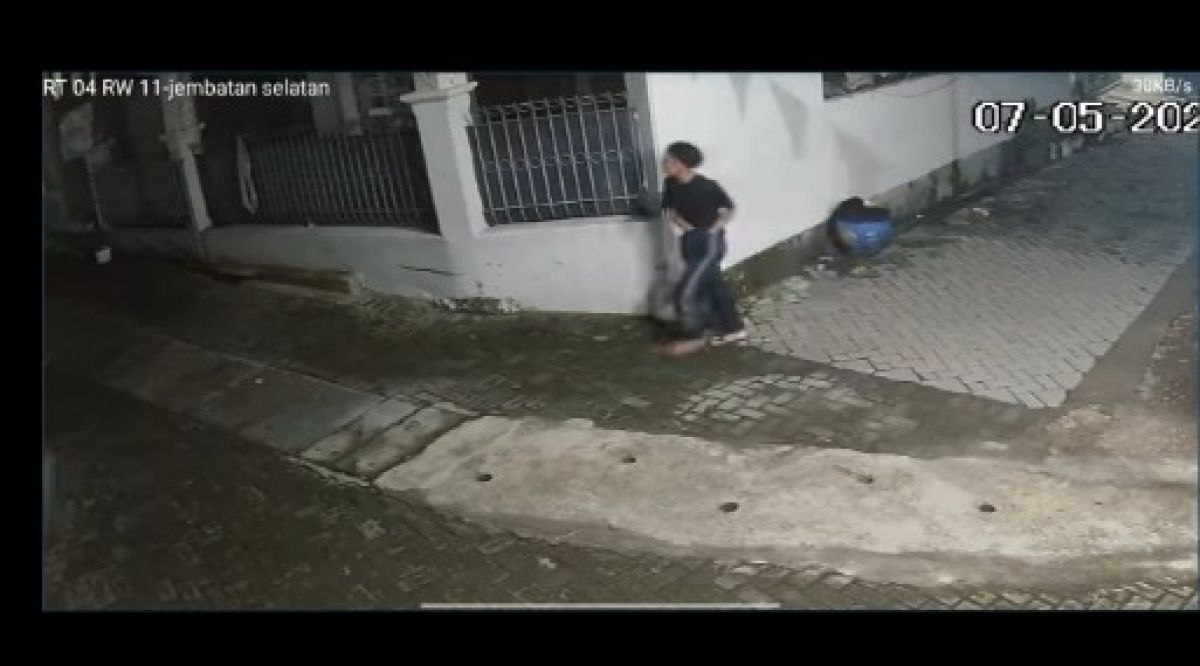 Pencuri celana dalam terekam CCTV (Foto / Metro TV)