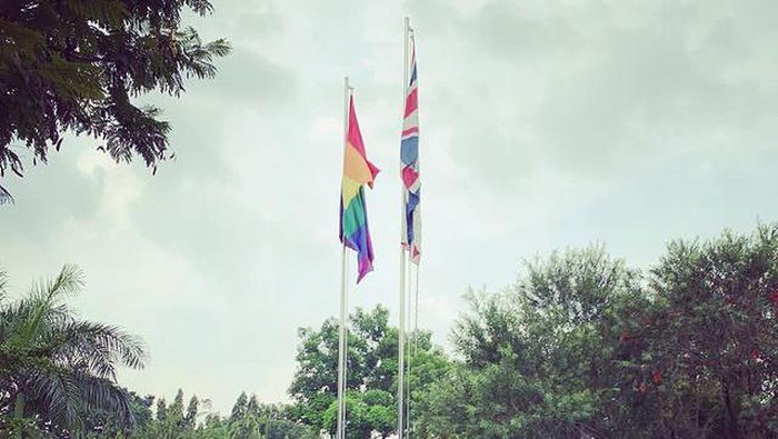Kedutaan Besar (Kedubes) Inggris untuk Indonesia saat mengibarkan bendera lesbian, gay, biseksual, dan transgender (LGBT) (Foto / Istimewa)