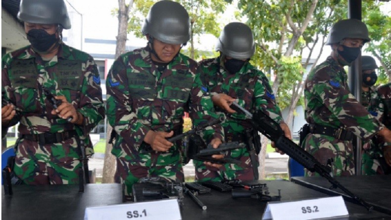Prajurit Batalyon Infanteri 1 Marinir melaksanakan adu ketangkasan bongkar pasang senjata (Foto / Metro TV)