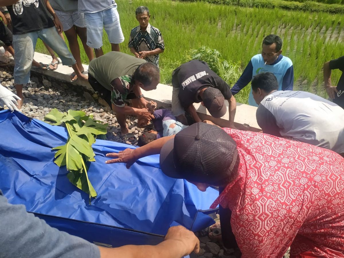 Warga mengevakuasi korban kecelakaan kereta Kediri (Foto / Metro TV)