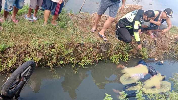 Dua mayat pria bersama sepeda motornya mengambang di parit (Foto / Metro TV)