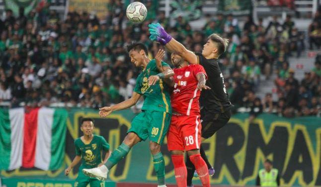 Januar Eka saat menjebol gawang Persis (Foto / Antara)