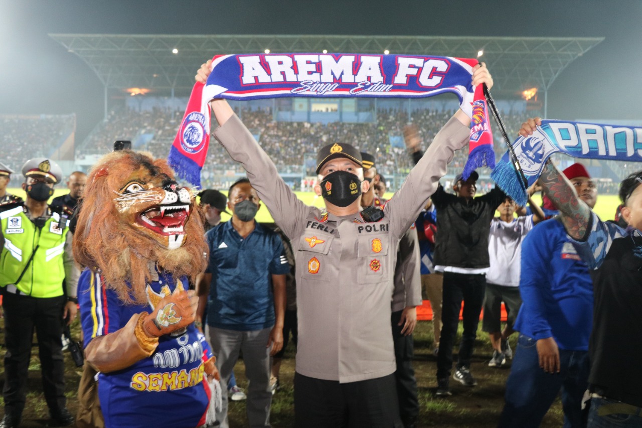 Kapolres Malang AKBP Ferli Hidayat dinobatkan menjadi warga kehormatan Arema FC (Foto / Istimewa)