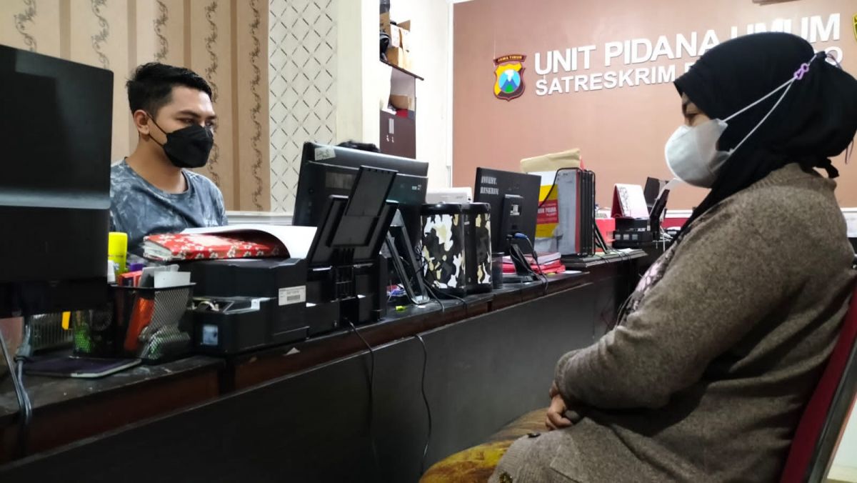 Evi menjalani pemeriksaan usai ditangkap di lokasi persembunyiannya (Foto / Metro TV)