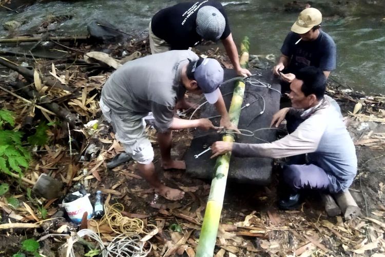 Petugas evakuasi altar dari sungai (Foto / Metro TV)