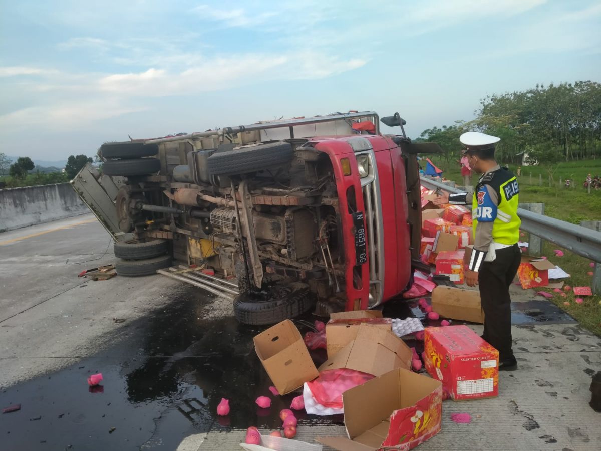 Mobil Boks Muatan Roti Tabrak Truk Apel di Tol Nganjuk, 1 Tewas