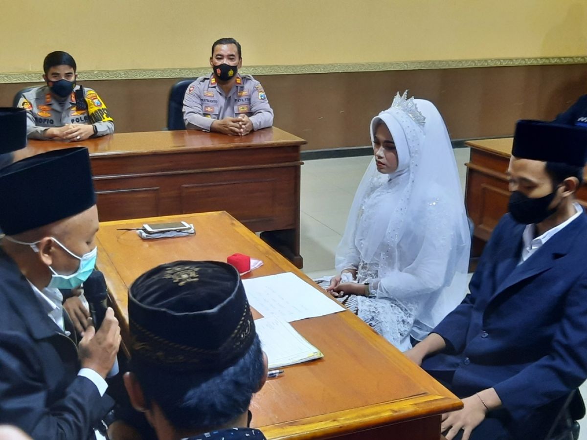 MAS dan IR menikah di Mapolres Mojokerto Kota (Foto / Metro TV)