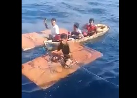 Kapal Karam, 4 ABK Bertahan di Atas Papan