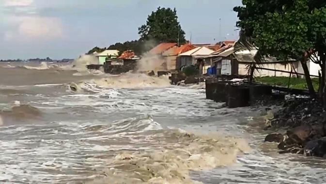 Banjir rob di Pantai Kenjeran Surabaya (Foto / Metro TV)