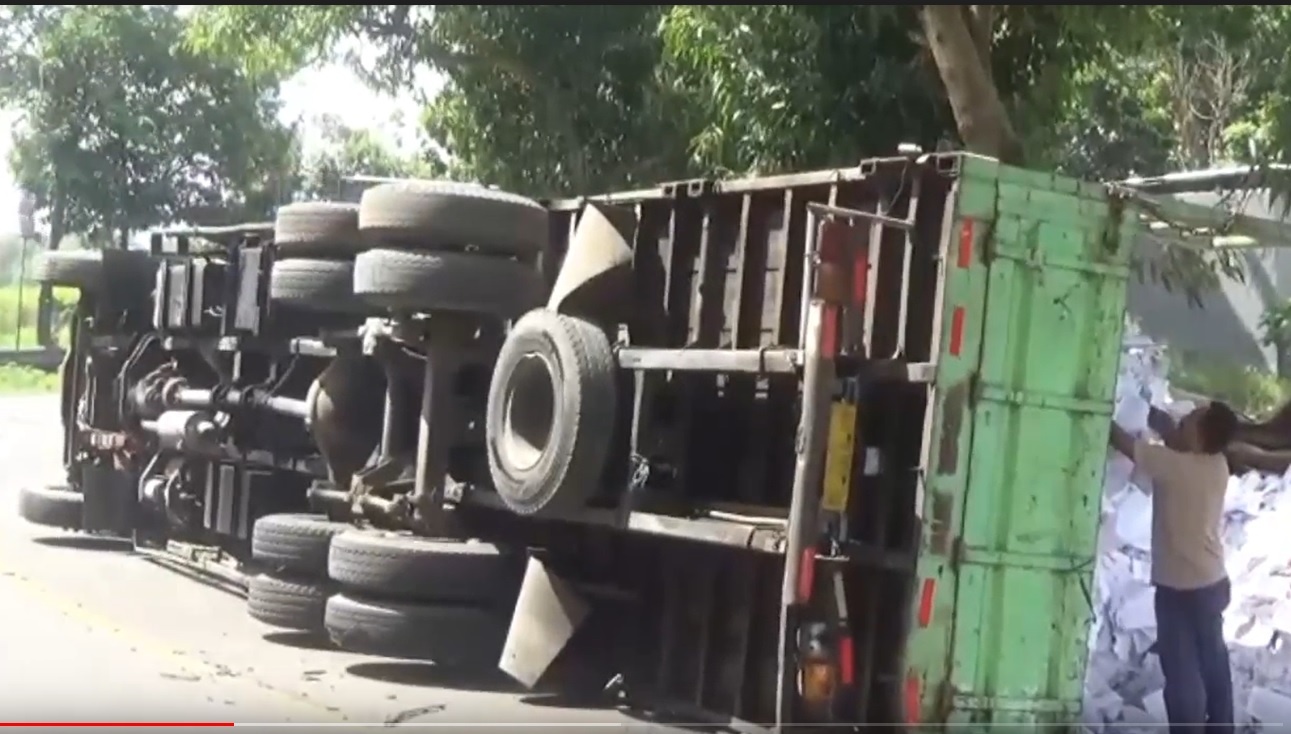 Truk muatan kertas terguling di Jombang/metrotv
