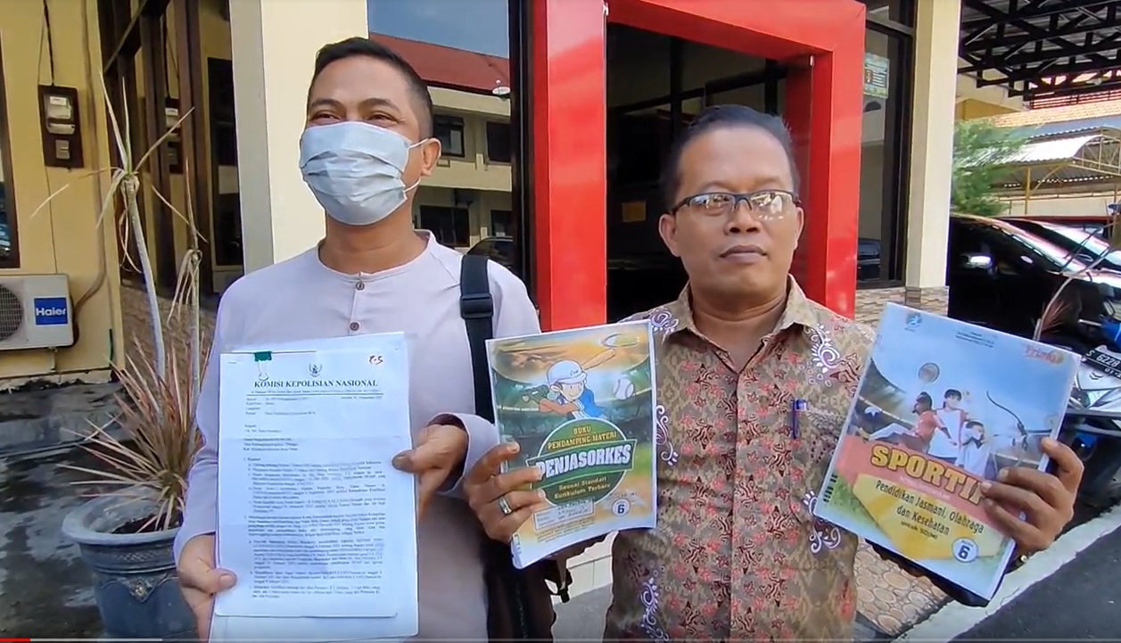 Wali murid  mendatangi Mapolres Mojokerto terkait dugaan pemalsuan buku LKS/metrotv