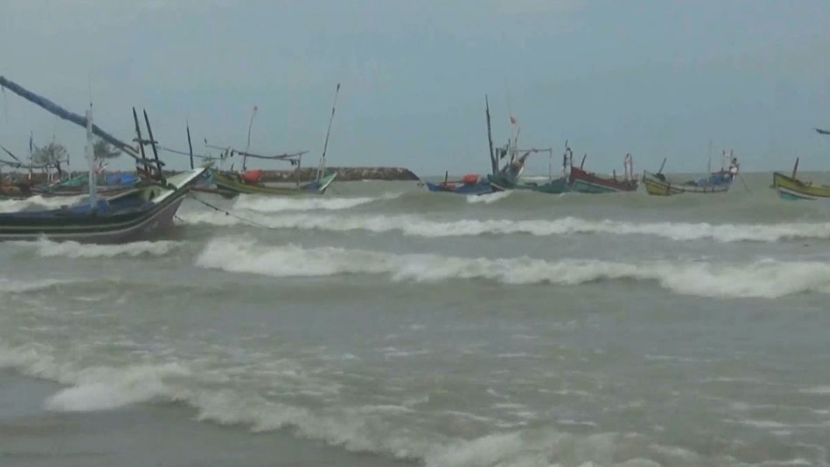 Nelayan memilih tidak melaut akibat gelombang tinggi/metrotv