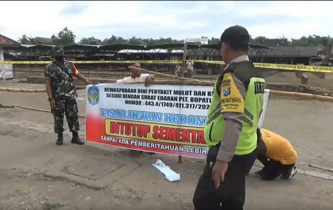 Petugas menutup akses masuk ke Pasar Hewan Kedondong, Nganjuk/metrotv