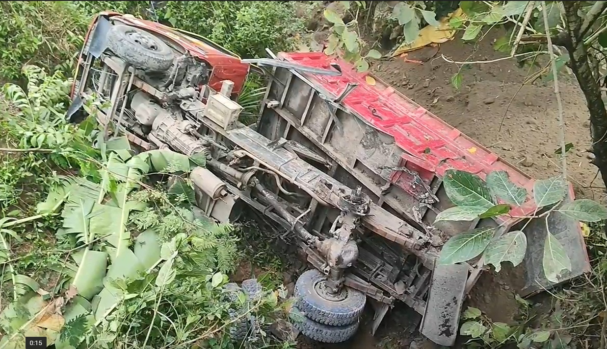 Tak Kuat Nanjak, Truk Pasir Terjun ke Jurang