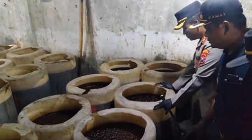 Kapolres Madiun AKBP Suryono memimpin langsung pembongkaran praktek pembuatan minuman keras di Desa Sidomulyo, Kecamatan Sawahan/metrotv 