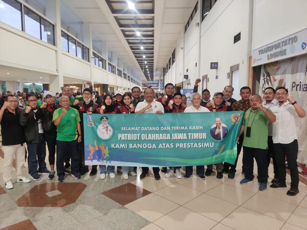 KONI Jatim menjemput tim selam Sea Games di Bandara Juanda/ist