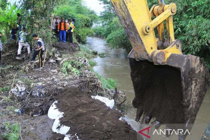 Plt Bupati Probolinggo, Timbul Prihanjoko, bersama sejumlah OPD memantau normalisasi sungai penyebab banjir di Kecamatan Gending, Jumat (27/5/2022). Foto: Antara/HO-Diskominfo Kabupaten Probolinggo