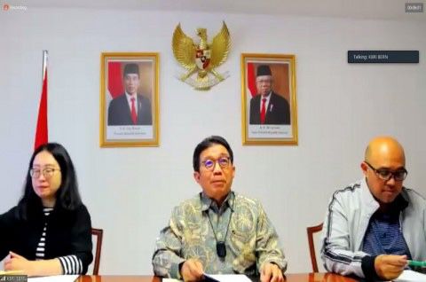 Dubes Indonesia untuk Swiss Muliaman Hadad (tengah) dalam konferensi pers terkait hilangnya putra sulung Ridwan Kamil, Sabtu, 28 Mei 2022. Foto: Medcom.id/Dok. Kemenlu RI