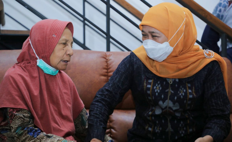 Gubernur Jatim Khofifah Indar Parawansa bersama istri almarhum Buya Syafii, Umi Nur Kholifah. (Foto / Istimewa)