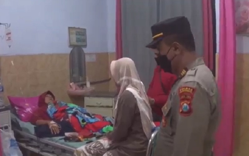 Salah satu korban keracunan masih menjalani perawatan di rumah sakit (Foto / Metro TV)