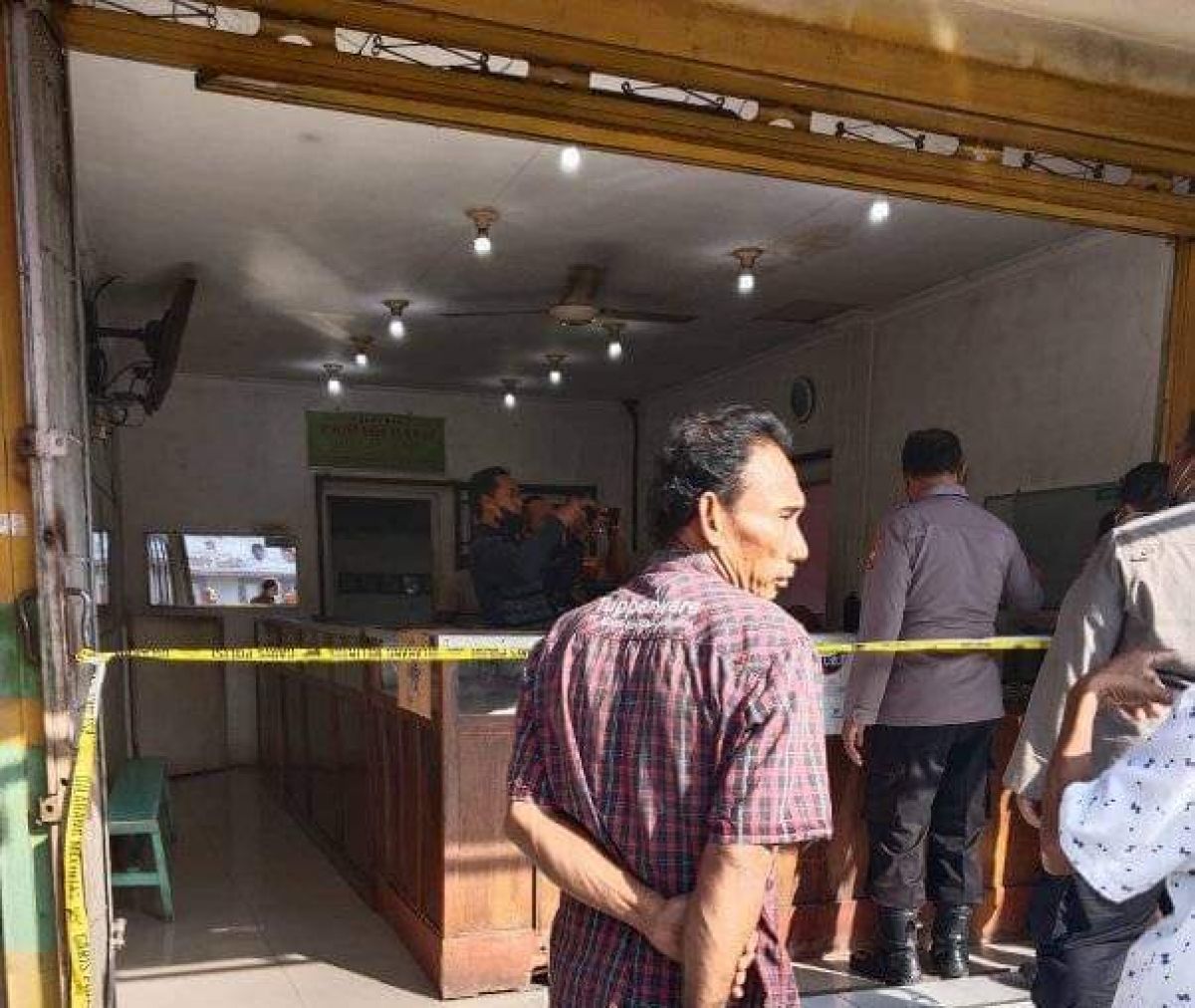 Lokasi perampokan dipasang garis polisi dan petugas melakukan olah TKP (Foto / Metro TV)