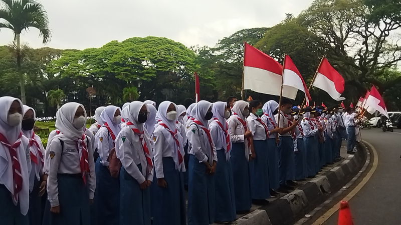 Hari Pancasila, 2000 Pelajar SMA di Malang Kibarkan Merah Putih Kelilingi Bundaran Tugu