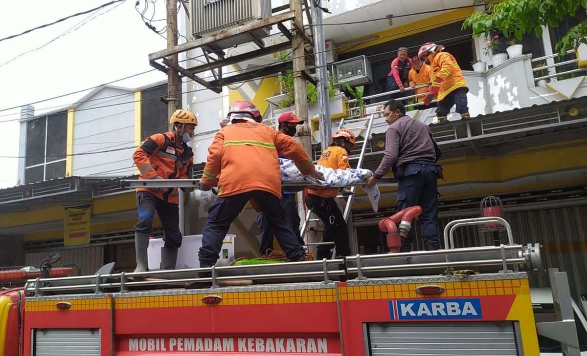 Evakuasi Ho Mie Lie (67) yang tewas tersengat listrik (Foto / Istimewa)