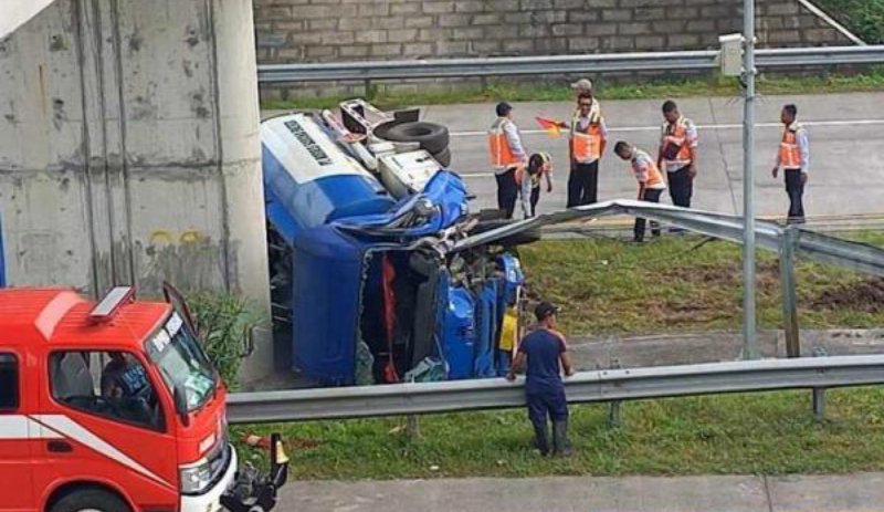 Truk Solar Tabrak Tiang Jembatan di Tol Jombang, Begini Kondisi Sopir dan Kernet