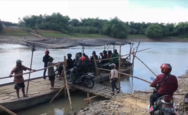 Jembatan Glendeng Ditutup, Warga Seberangi Bengawan Solo dengan Perahu