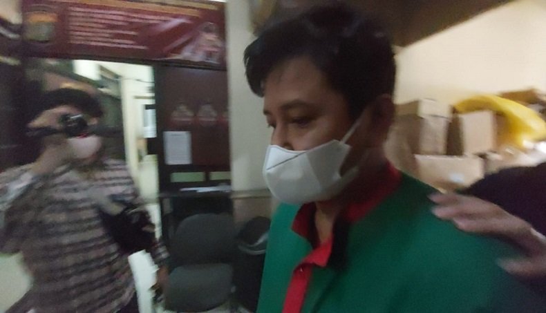 Personel band berinisial AB (48) yang ditangkap kasus dugaan penyalahgunaan narkotika gitaris grup band Kahitna, Andrie Bayuajie (Foto / Metro TV)