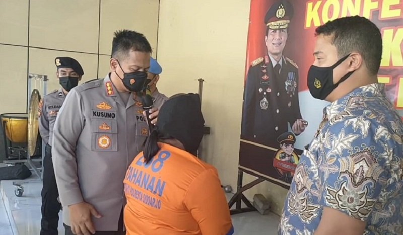 E ditangkap polisi usai menjual anaknya untuk layani lekaki hidung belang (Foto / Metro TV)