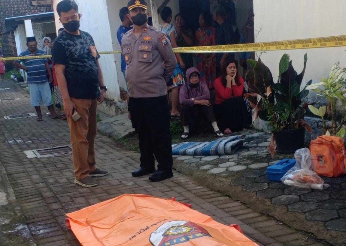 Polisi melakukan olah TKP kasus pembunuhan pensiuan pegawai RRI, Aris Budianto (Foto / Metro TV)