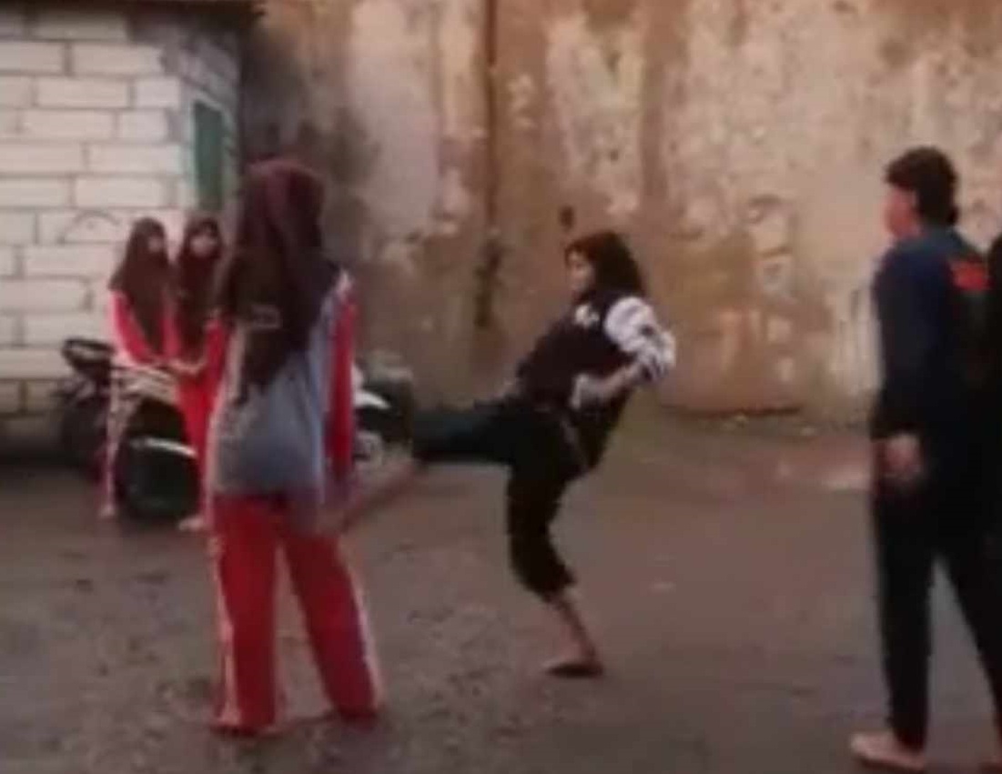 Tangkapan layar penganiayaan pelajar putri di Sidoarjo (Foto / Metro TV)