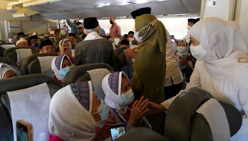 Wakil Presiden RI Ma'ruf Amin bersama Gubernur Jatim Khofifah Indar Parawansa saat memberangkatkan jamaah haji kloter pertama Jatim (Foto / Istimewa)