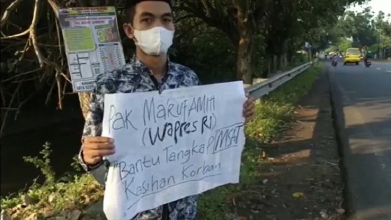 Abdurrohman membentangkan poster untuk menangkap tersangka pencabulan MSAT (Foto / Metro TV)