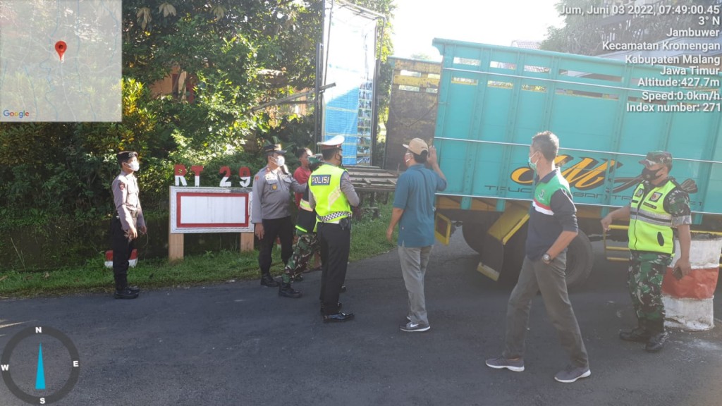 Polres Malang melakukan penyekatan lalu lintas ternak di jalur penghubung Malang-Blitar di Kecamatan Kromengan, Kabupaten Malang, Jawa Timur. Dokumentasi/ Polres Malang.