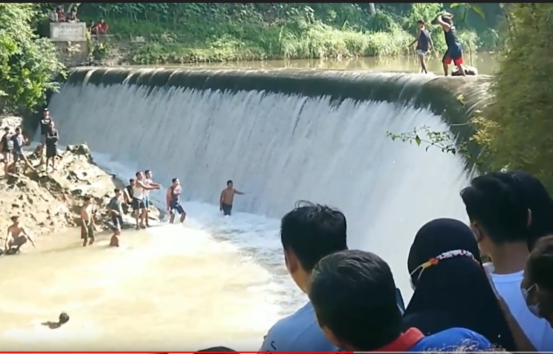 Warga berebut kepala kerbau yang dilempat dari atas Dam Bagong/metrotv