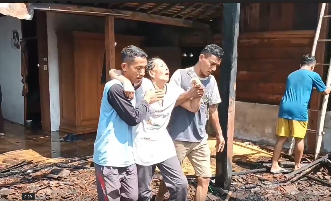 Rumah Kebakaran, Janda di Ngawi Menangis Histeris