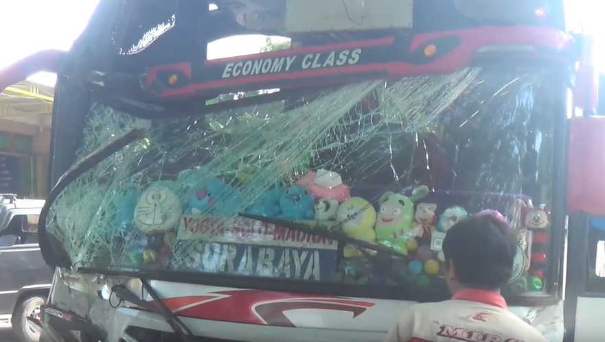 Ugal-ugalan, Bus Mira Tabrak Pikap di Magetan