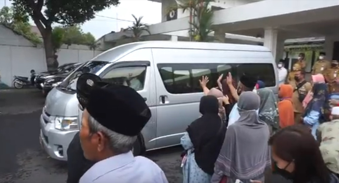 Tangis Haru Warnai Keberangkatan Calon Jamaah Haji asal Jombang