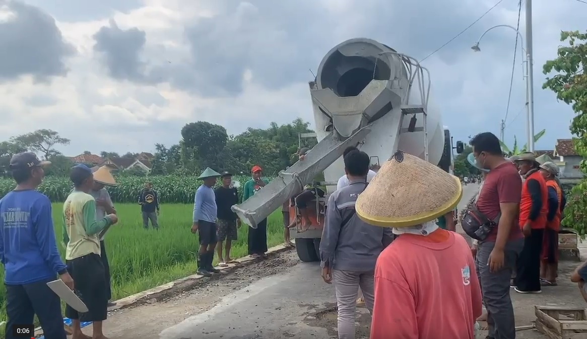 Warga bersemangat mengerjakan perbaikan jalan sepanjang 1,2 kilometer di Dusun Ngadiro, Desa Pintu, Kecamatan Jenangan, Ponorogo/metrotv 