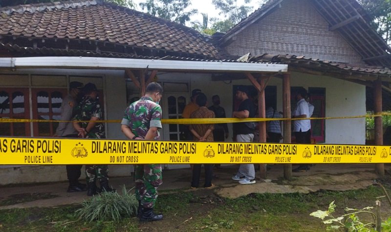 Petugas melakukan olah TKP dan memasang garis polisi di sekitar rumah korban (Foto / Metro TV)