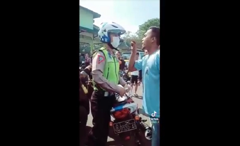 Tangkapan layar sopir tantang polisi adu jotos lantaran tak mau ditilang (Foto / Metro TV)