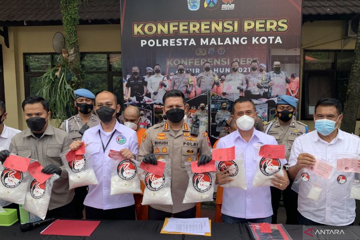 Kapolresta Malang Kota Kombes Pol. Budi Hermanto (tengah) menunjukkan barang bukti narkoba jenis sabu-sabu dalam jumpa pers di Kota Malang, Jawa Timur, Selasa, 7 Juni 2022. Foto: Antara/Vicki Febrianto