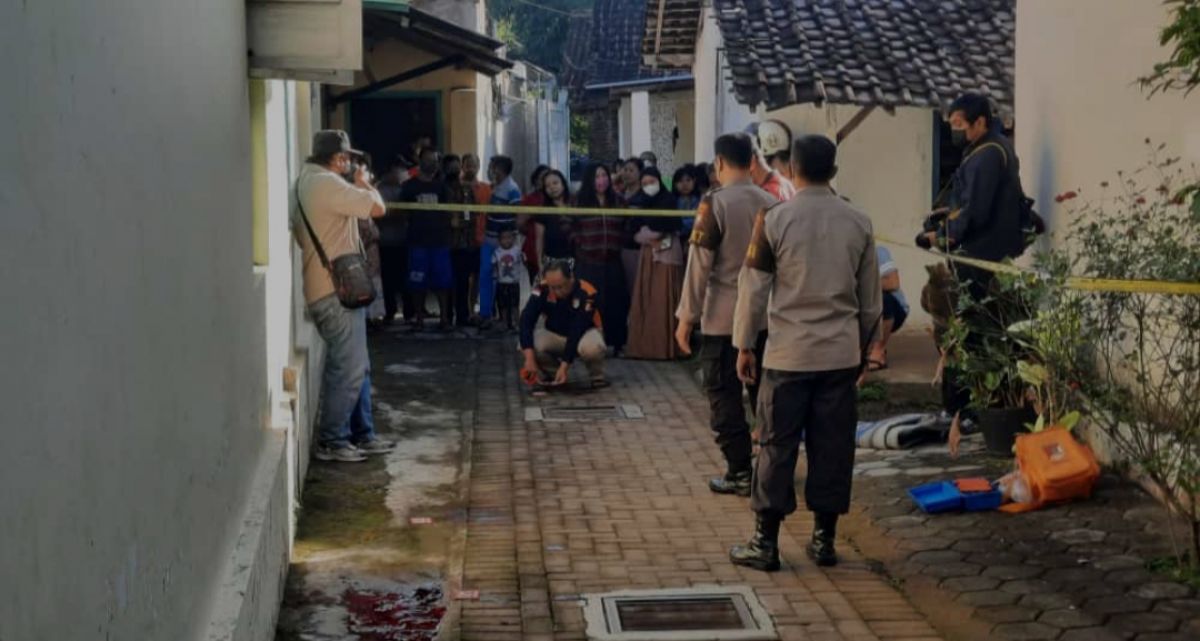 Polisi melakukan olah TKP kasus pembunuhan pensiuan pegawai RRI, Aris Budianto (Foto / Metro TV)