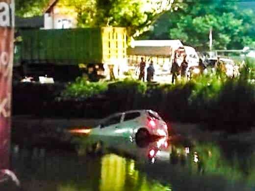 Diserempet Truk, Ayala Putih Terjun ke Sungai Balongbendo