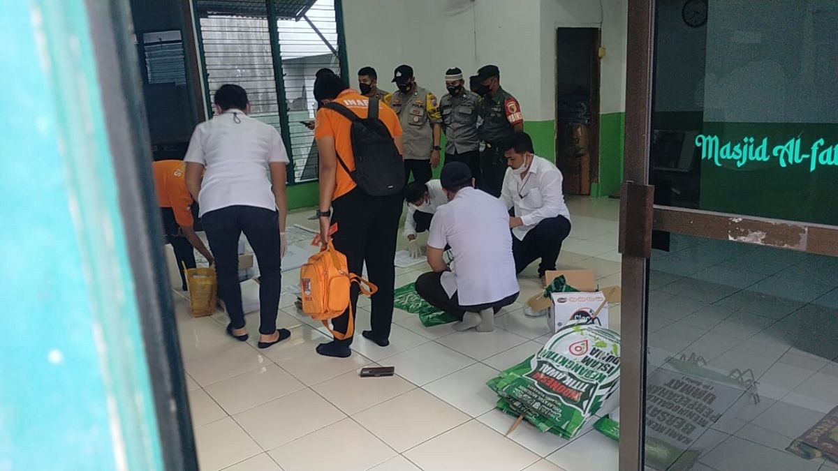 Petugas gabungan dari Polda Jatim, Polrestabes Surabaya hingga TNI mendatangi Kantor Sekertariat Khilafatul Muslimin Surabaya Raya (Foto / Istimewa)