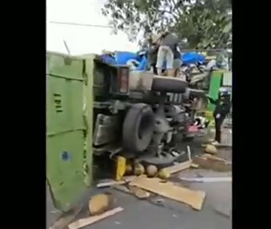 Truk terguling dii jalan raya Kecamatan Purwosari, Kabupaten Pasuruan/metrotv