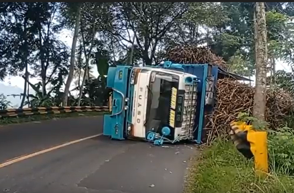 Jalur Berkelok, Truk Tebu Terguling di Blitar